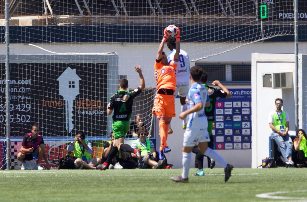 Un gol de Buñuel de penalti permitió al Racing subir de categoría tras el empate a cero de la ida