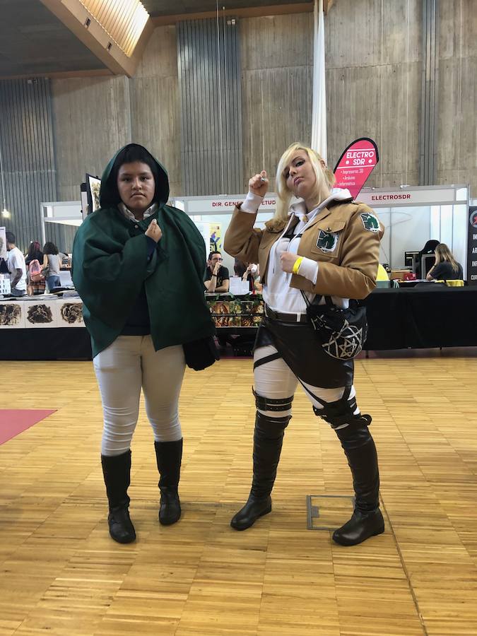 Katrina Ortiz (@katrina_undying) y Max Mendieta (@dont_callmemax) – Edad 17 y 14 años – Cosplay – Annie Leonheart y Bertholdt Hoover del anime Shingeki No Kyojin 'Attack on titans'. 