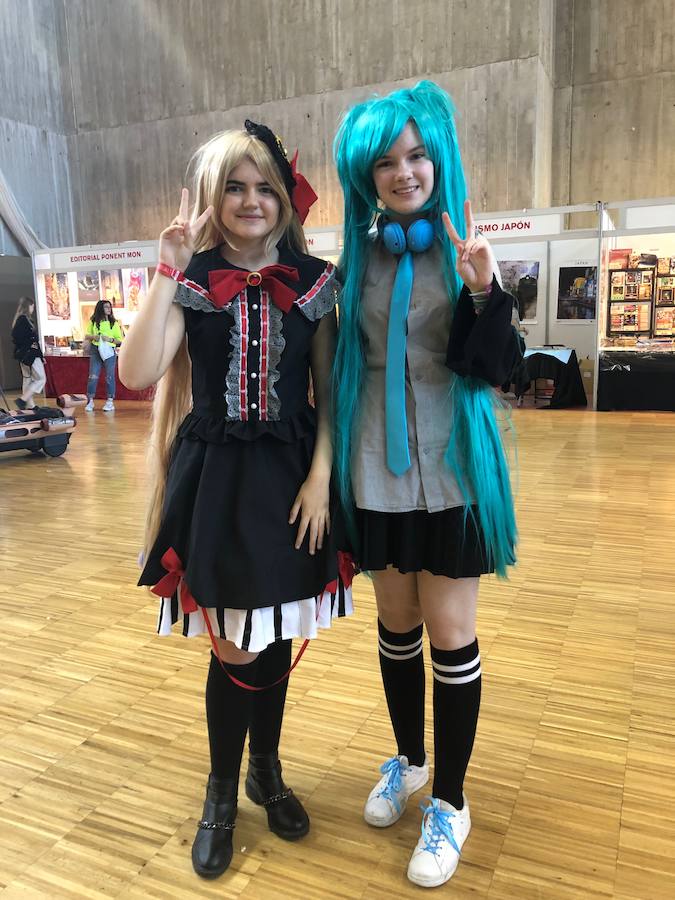 Marina Carral y Sofía Palacios – Edad 14 años– Cayon – Cosplay – Mayu y Hatsune 'Miku. Vocaloids'.