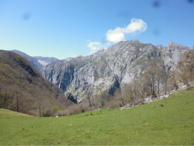 Impresionante vista de la Canal de Urdón y su camino de acceso a Tresviso, así como de toda la Sierra Cocón, desde el Collado de Osina.