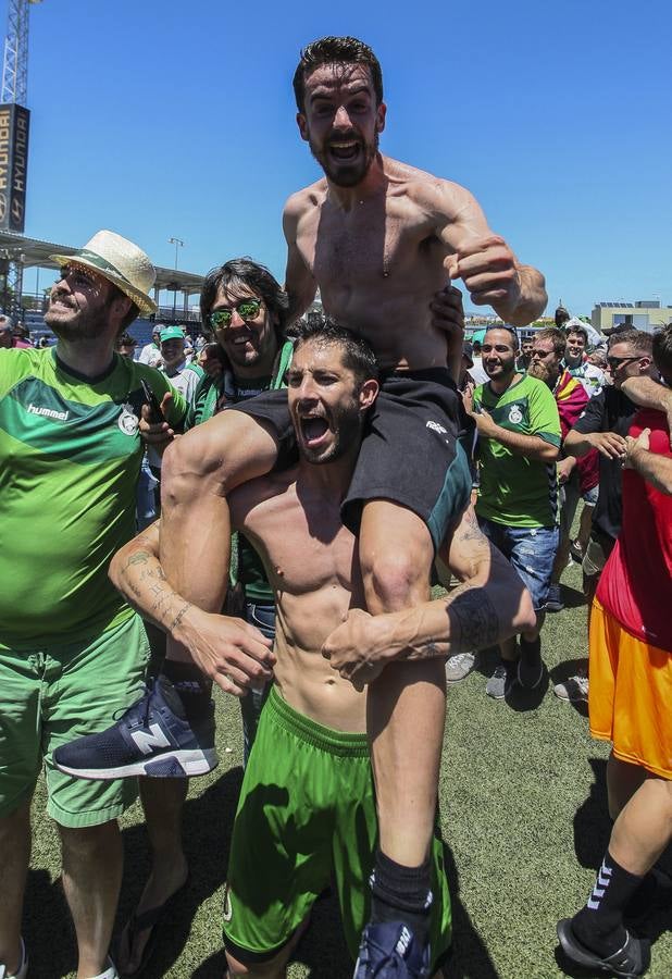 Imagen secundaria 2 - 1. Buñuel, Iván Crespo y Jordi Figueras gritan y festejan el ascenso junto a varios aficionados. | 2. Los jugadores mantean a Mantecón, el médico del equipo, en la piscina. | 3. Cejudo carga sobre sus hombros a Rafa de Vicente.