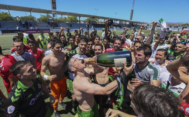 Imagen principal - 1. Sergio Ruiz bebiendo de una botella de champán. | 2. Dani Segovia imita un pase de un torero. | 3. Enzo Lombardo se abraza a un aficionado.