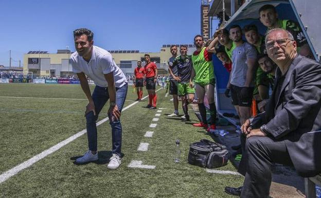 Iván Ania sigue el partido desde la banda con el delegado, Delfín Calzada, en primer término. 