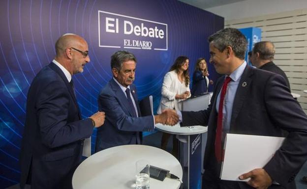 Revilla y Zuloaga se saludan en presencia de Álvarez al término del debate electoral organizado por El Diario Montañés. 