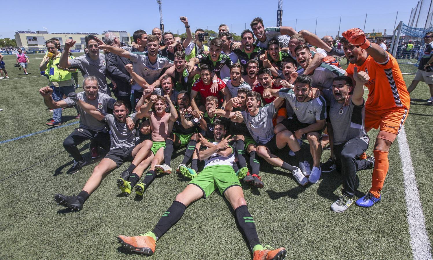 La plantilla posa tras el final del partido.