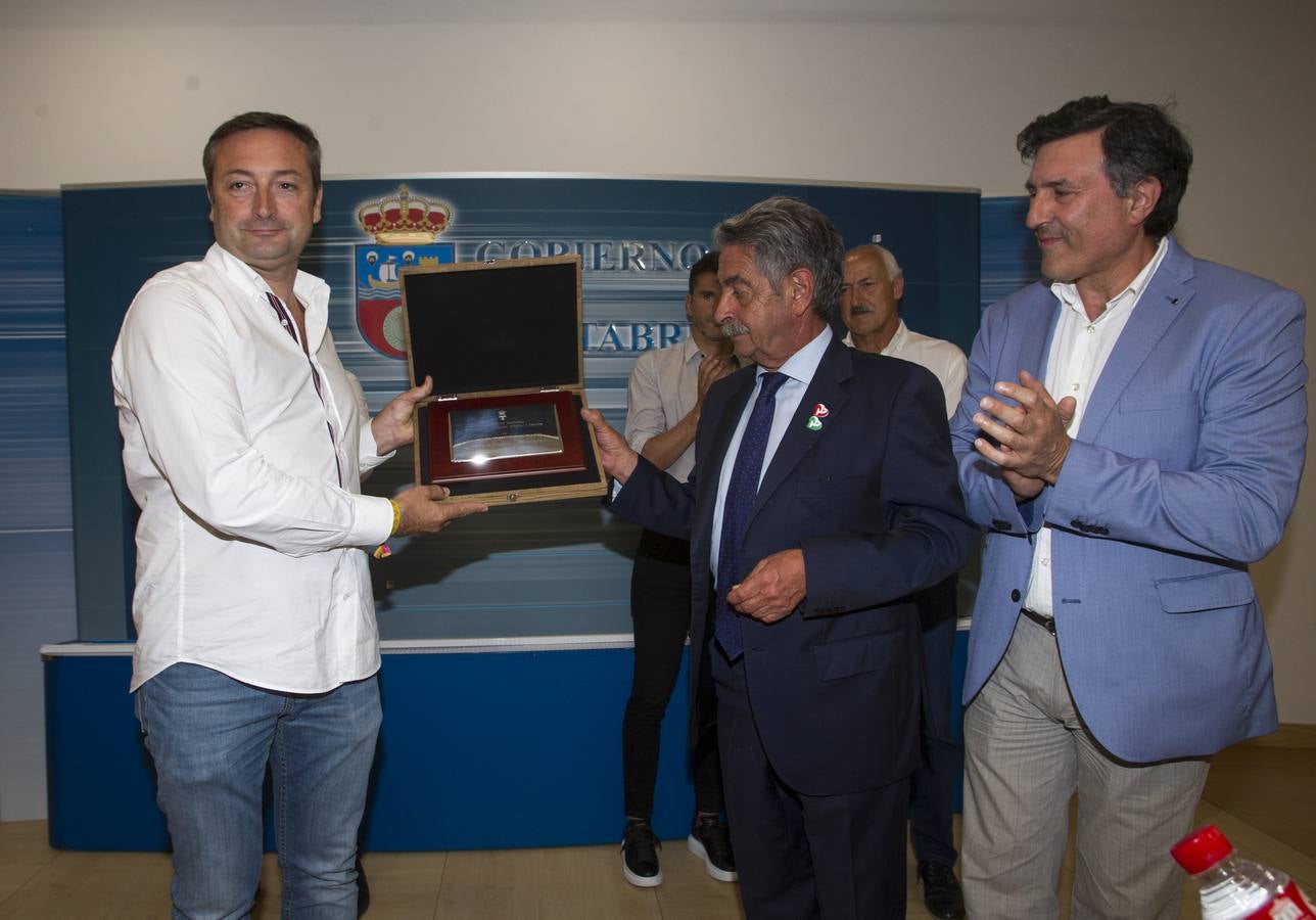 El presidente ha recibido a los jugadores, cuerpo técnico y directiva del club tras el ascenso: «Yo también he subido a segunda», les ha dicho