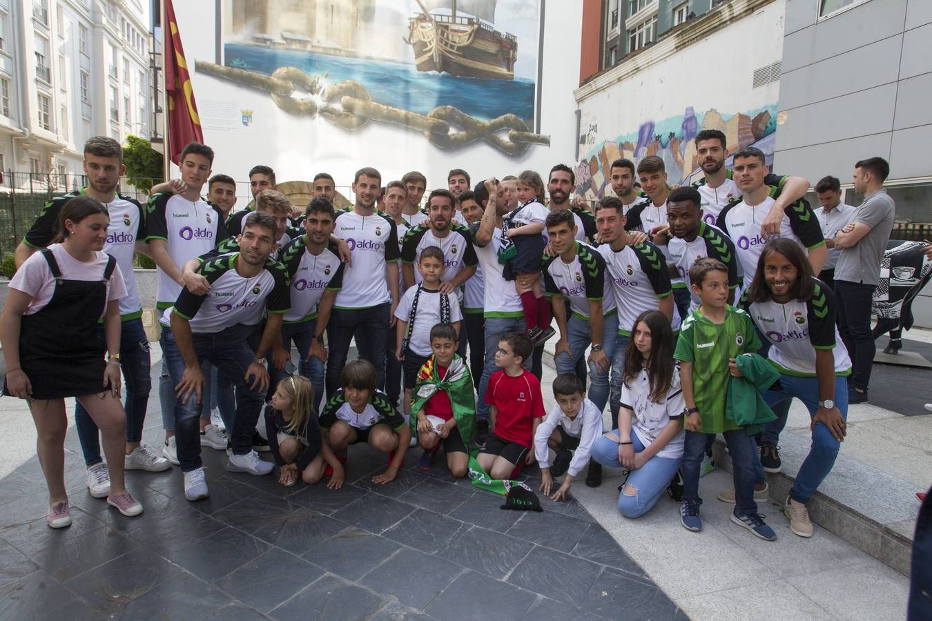 El presidente ha recibido a los jugadores, cuerpo técnico y directiva del club tras el ascenso: «Yo también he subido a segunda», les ha dicho