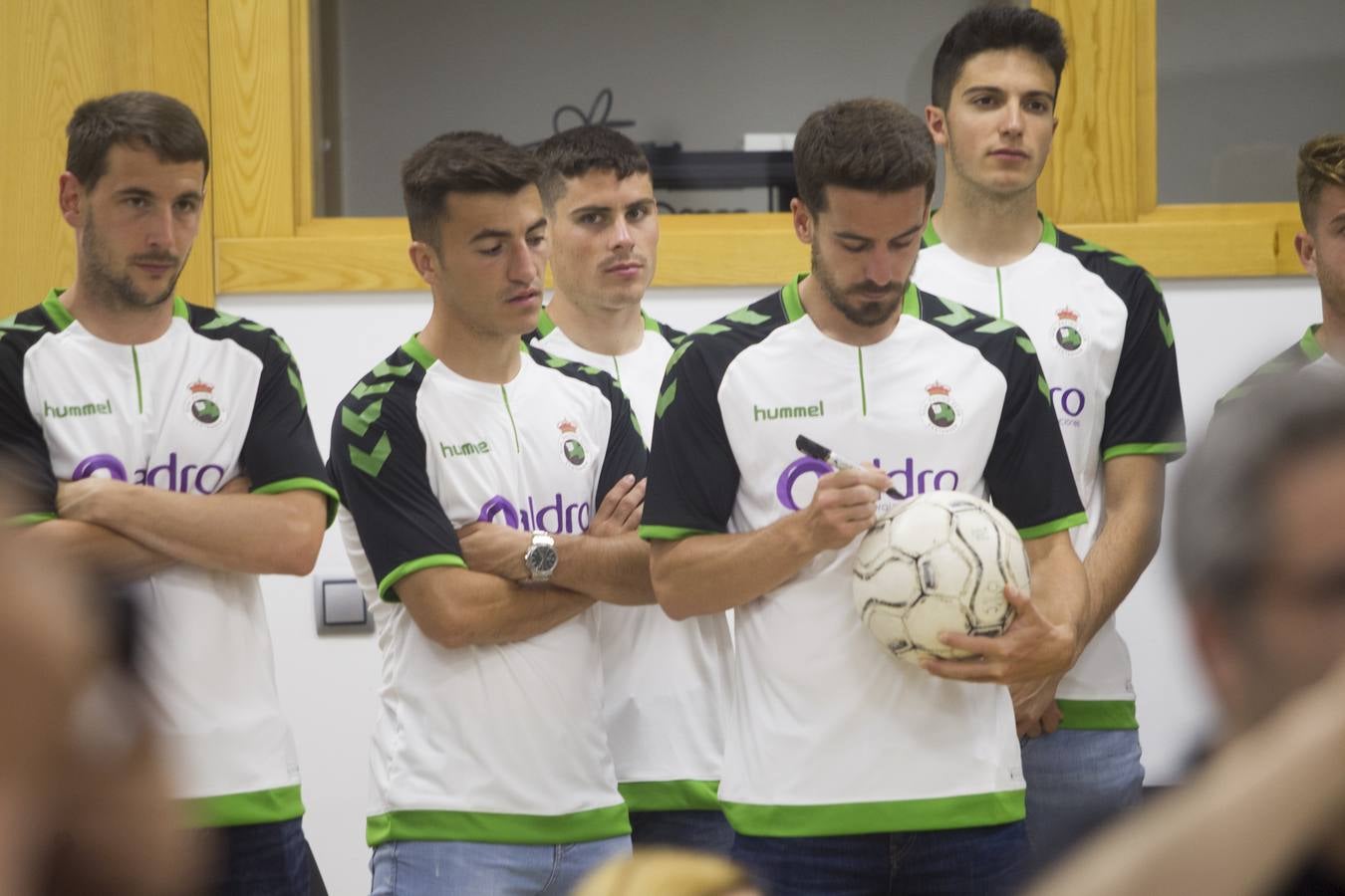 El presidente ha recibido a los jugadores, cuerpo técnico y directiva del club tras el ascenso: «Yo también he subido a segunda», les ha dicho