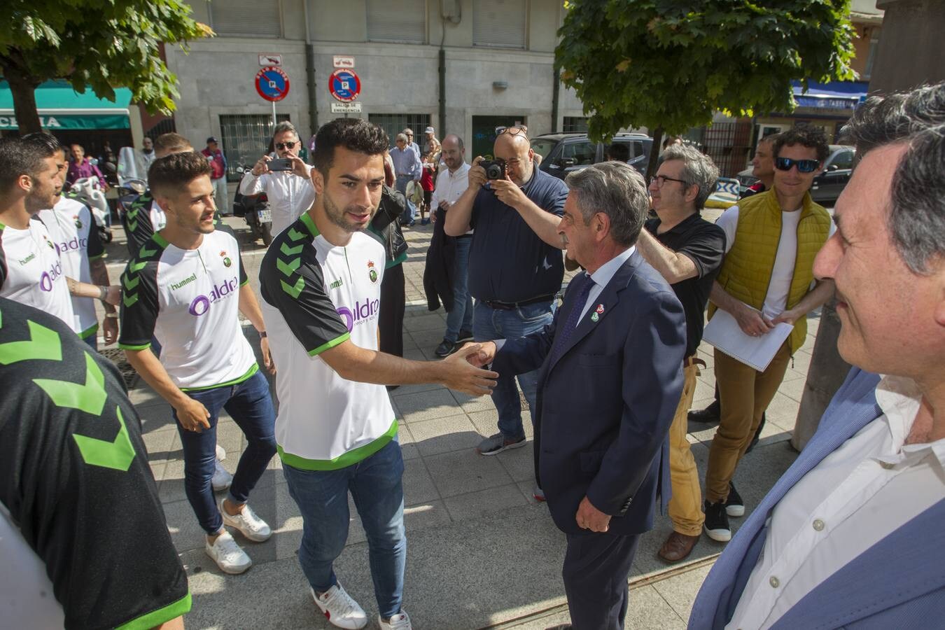 El presidente ha recibido a los jugadores, cuerpo técnico y directiva del club tras el ascenso: «Yo también he subido a segunda», les ha dicho