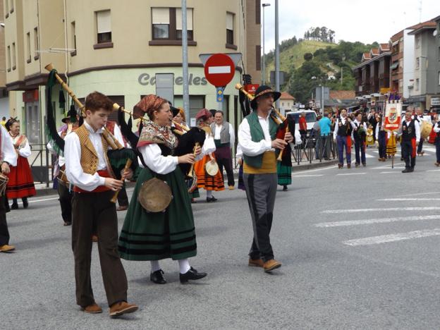 Gaiteros durante la última celebración de la fiesta por el centro de Unquera. :: s. torre