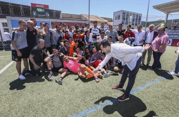 Chuti Molina, en plena celebración del ascenso en Son Malferit. :