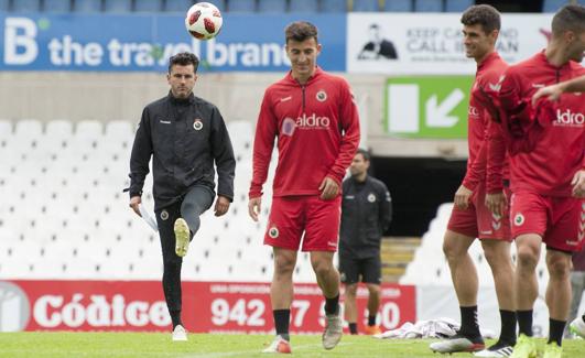 Iván Ania chuta un balón en el entrenamiento de este miércoles, con Buñuel (centro) y Óscar Gil (derecha). 