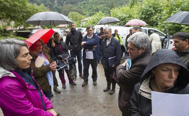 Imagen. La comisión vasca expresó su protesta ante los técnicos del IGN y pidió la suspensión del procedimiento y no subió a la cumbre del Pico Vetayo.