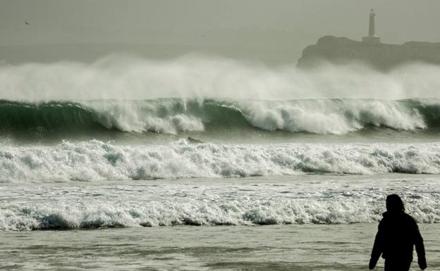 El litoral cántabro estará en alerta naranja este viernes por viento y olas