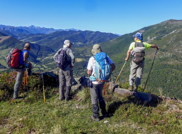 Un pequeño alto en el camino para contemplar algunas vistas sobre el valle de Polaciones.