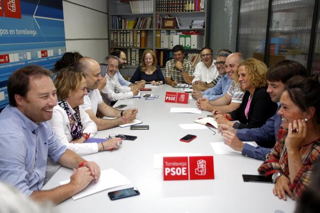 Integrantes de la Ejecutiva local del PSOE durante la reunión de este jueves en la sede de La Llama.