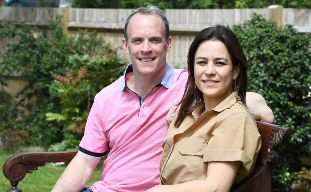 Dominic Raab y su esposa, Erika Raab.