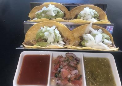 Imagen secundaria 1 - Arriba, medallones de rape con quinoa roja. Abajo, tacos de carnitas con guacamole y salsas. Y canelones de calabacín rellenos de rabo.