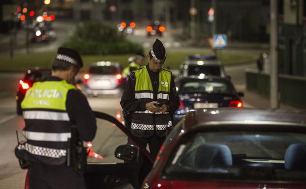 Dos agentes de la Policía Local revisan documentación en un control rutinario. :: 