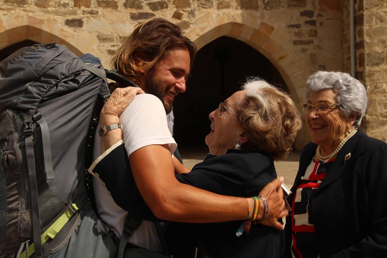 Adrián Pelayo saluda a su abuela al llegar al monasterio de Santo Toribio.