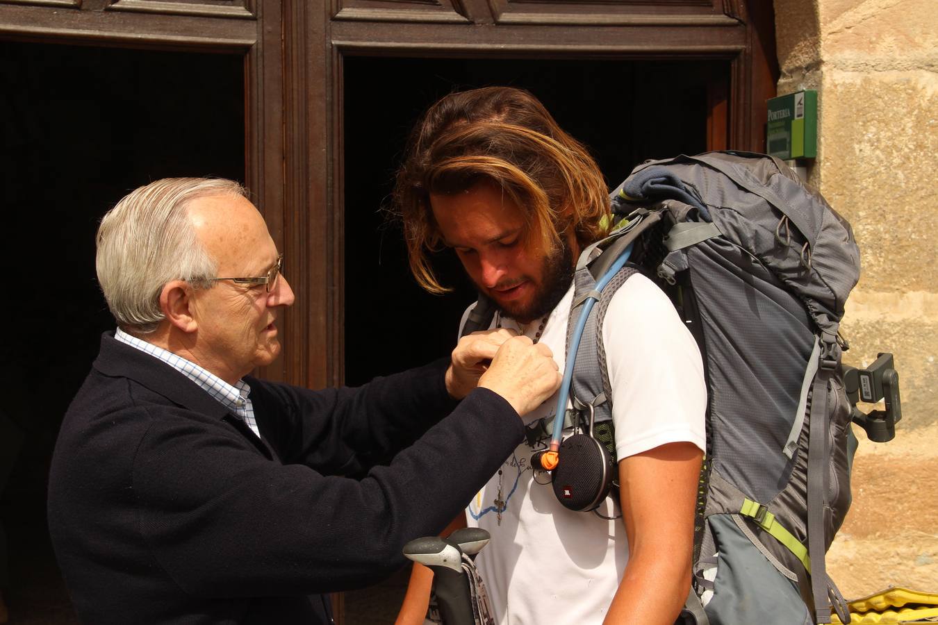 Javier Lombraña, presidente de la Cofradía de la Santísima Cruz impone la cruz a Adrián Pelayo