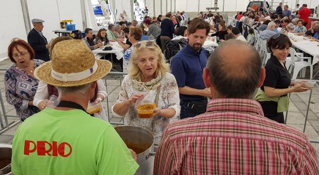Los asistentes disfrutaron de las propuestas gastronómicas en la carpa instalada en el Paseo Marítimo. 
