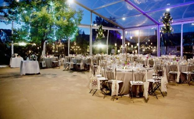 Una carpa de un evento nupcial en pleno verano.