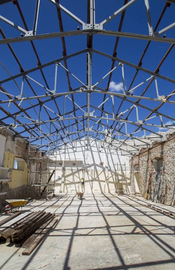 Fotos: Las obras en las naves de Gamazo desnudan los muros y cerchas de la edificación que acogerá la sede de Enaire