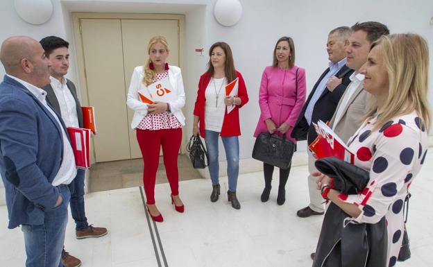 Los integrantes de los equipos negociadores de Ciudadanos y PSOE, este lunes en el Parlamento de Cantabria.