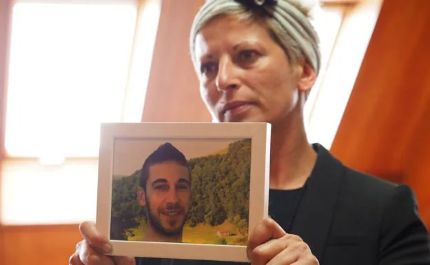 La hermana del conductor fallecido muestra una foto de su hermano nada más terminar el juicio.