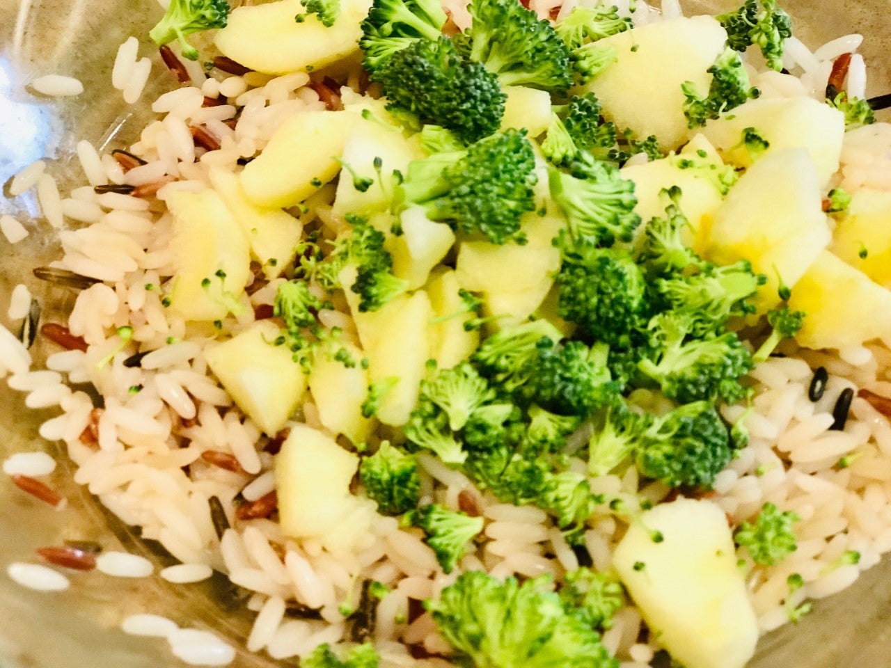 ENSALADA DE ARROZ. 2-En un bol, añadir el arroz, la manzana, el brócoli y sal al gusto. Mezclar bien los ingredientes.