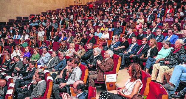 Premiados, familias, amigos y autoridades llenaron la Sala Pereda del Palacio de Festivales donde ayer se celebraron los IV Premios Emprendedores Cantabria 2019. 