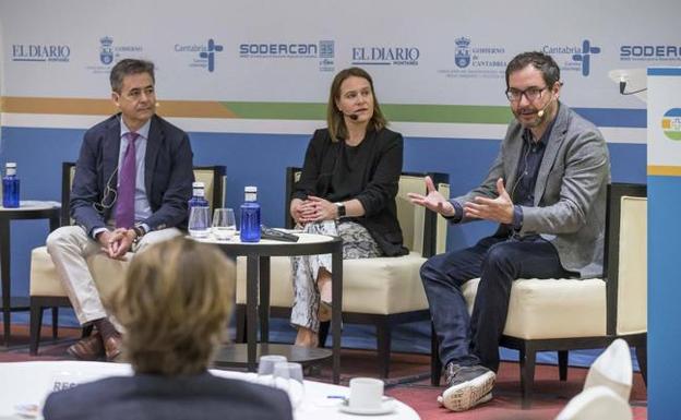 Álvaro Simón, Graciela Garrido y Jorge Barrero (derecha), ayer durante la jornada en el Hotel Sardinero. 