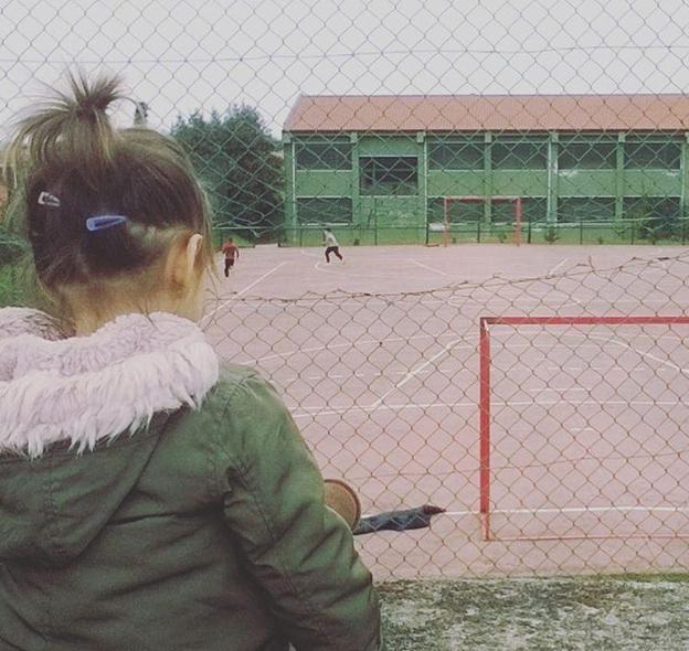 La pequeña India, tranquila en una pista de juegos.