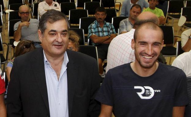 Manolo Saiz y Juanjo Cobo en un acto tras la victoria del cántabro.