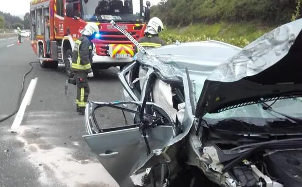 Herido el conductor de un turismo que colisionó con un camión de hidrógeno en Caviedes