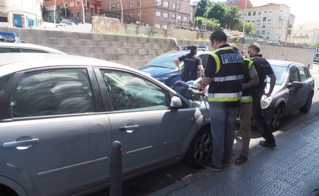 Imagen. Los investigadores, en la inspección ocular el día que ocurrieron los hechos.