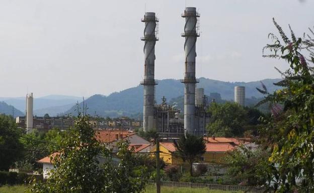 Viviendas de Duález con la fábrica de Sniace al fondo. 