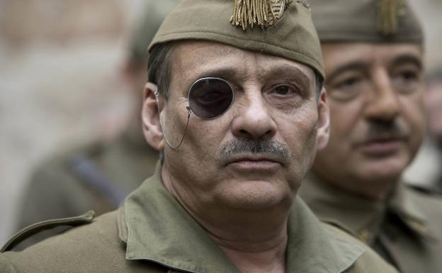 Imagen principal - Eduard Fernández como Millán-Astray, Karra Elejalde en la piel de Unamuno en su célebre discurso en el Paraninfo de la Universidad de Salamanca y póster del filme.