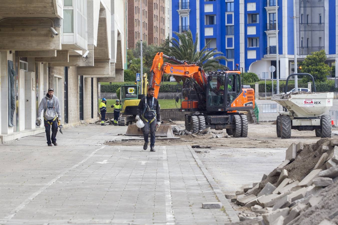 Las máquinas comenzaron ayer a picar y a sanear las aceras y el pavimento del entorno de los Campos de Sport de El Sardinero