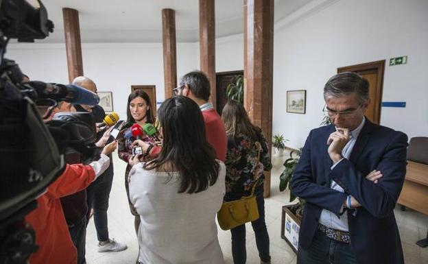 Tras el ultimátum. La reunión entre el PP y Cs de la mañana se cerró sin acuerdo. Igual dijo que esperaba una negociación pero «no he tenido opción». A la derecha, César Díaz, pensativo. 