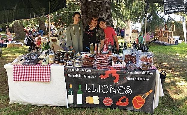 Uno de los puestos de productos gastronómicos habituales del mercado.