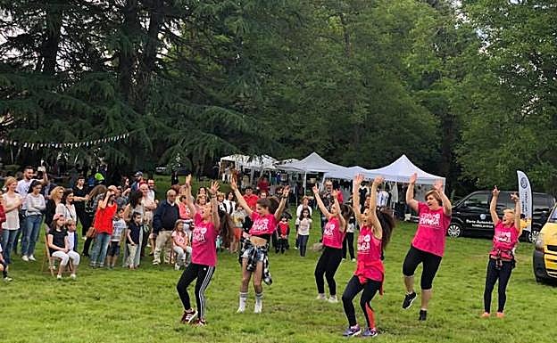 Imagen de ediciones anteriores con baile al aire libre.