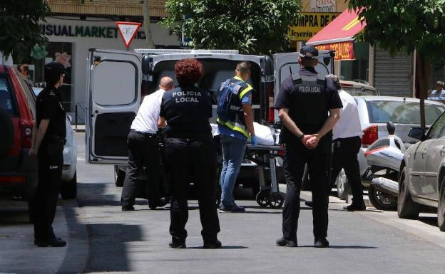 Las autoridades retiran, el pasado viernes, los cuerpos de Ana y su asesino en la calle Espejo Blanca de Córdoba