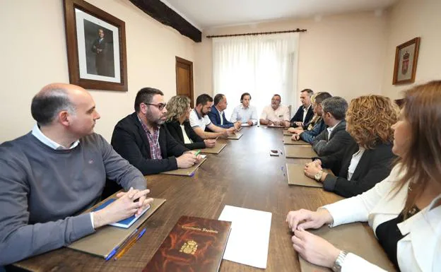 Imagen principal - El regionalista Víctor Reinoso comienza su segunda legislatura como alcalde de Cabezón de la Sal