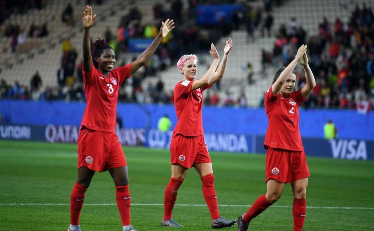 Las jugadoras canadienses, celebrando el pase. 