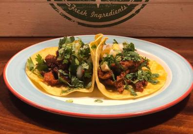 Imagen secundaria 1 - Totopos de maíz caseros con guacamole, tacos al pastor y enchiladas mixtas de pollo, con salsa verde y roja.