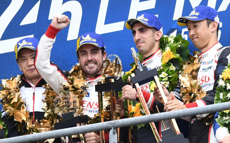 Fernando Alonso (i), Sebastien Buemi (c) y Kazuki Nakajima (d), en el podio.
