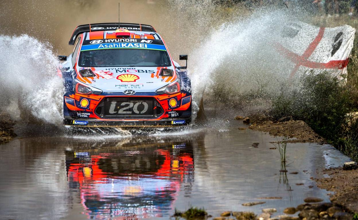 El Hyundai de Sordo pasa por un tramo de agua ayer en el Rally de Cerdeña.