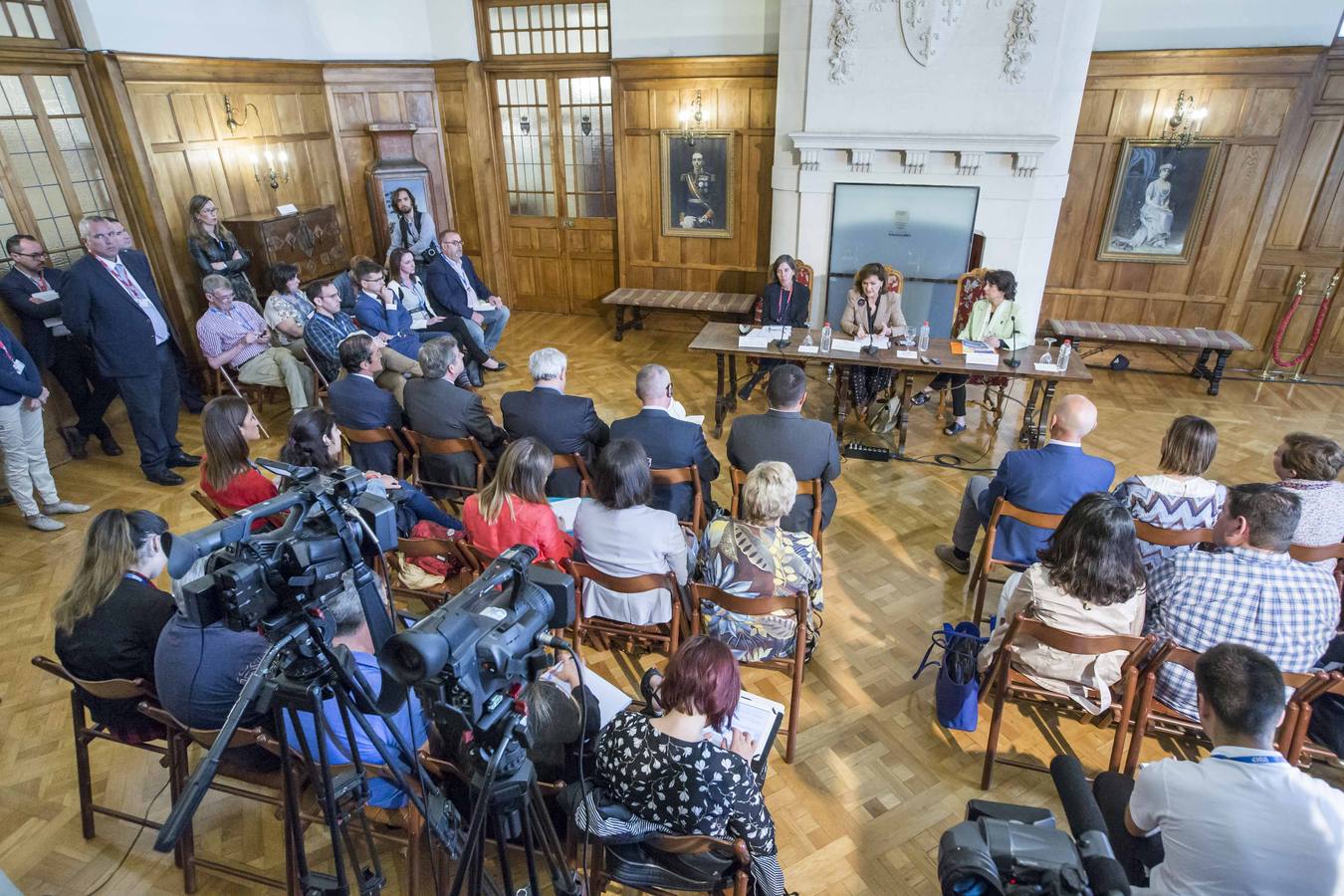 La vicepresidenta del Gobierno en funcionaes ha asistido a la primera jornada de los Cursos de Verano de la Universidad Internacional Menéndez Pelayo (UIMP) en el Palacio de La Magdalena, donde ha mantenido varias reuniones y ha inaugurado un curso: 'Construyendo el presente, diseñando el futuro. Políticas públicas para una sociedad más igualitaria'.